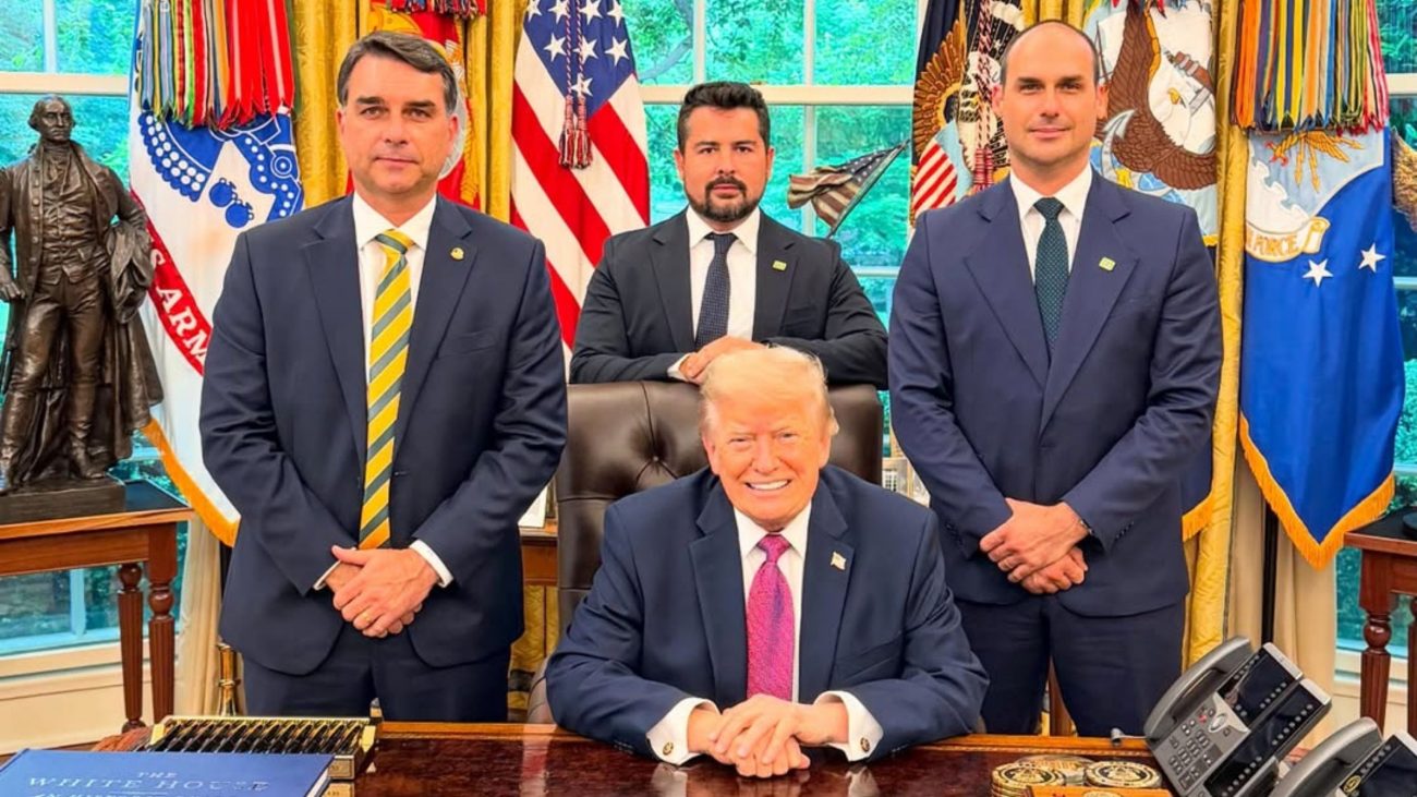 O encontro entre Flávio e Trump também rendeu um registro ao lado de Eduardo Bolsonaro e do jornalista Paulo FigueiredoFoto: @bolsonarosp/Instagram/ND Mais