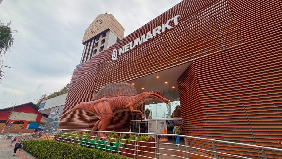 O que explica dinossauro em frente a shopping de SC?