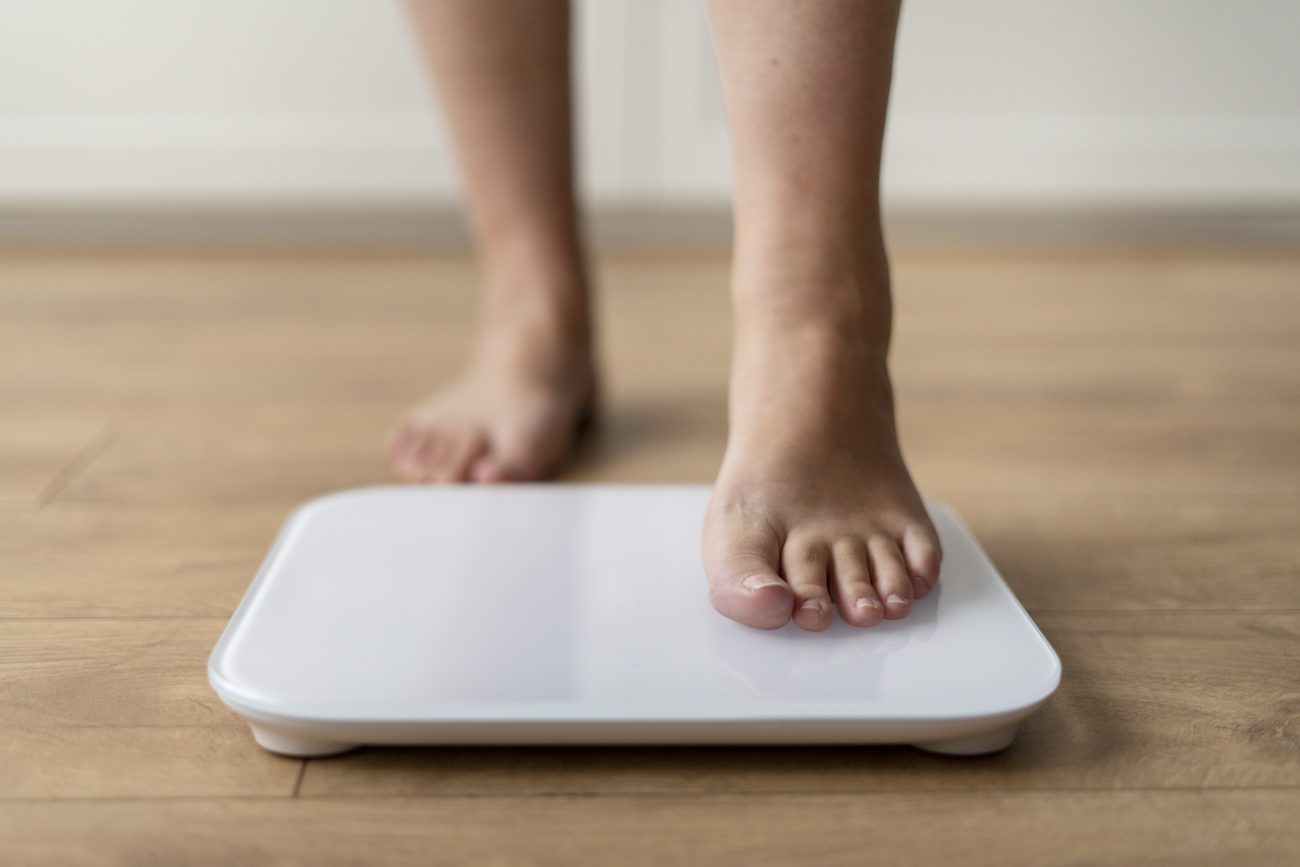 Mulher indo se pesar para ver se perdeu água no corpo