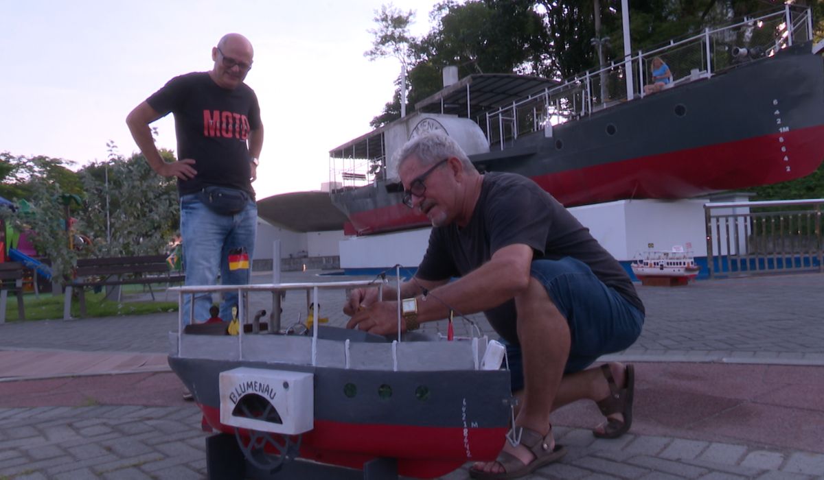 FOTOS: Aposentado constrói barcos históricos em miniatura para superar a depressão em SC