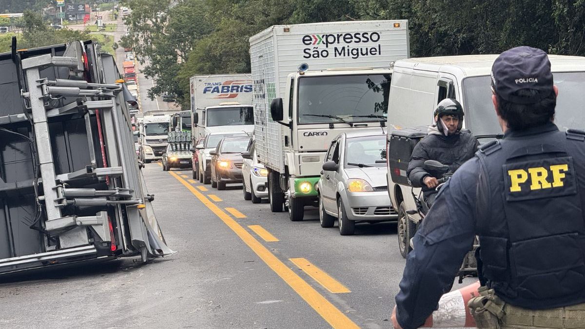 FOTOS: Carreta tomba após bater de frente com carro e bloqueia trânsito na BR-470 em SC