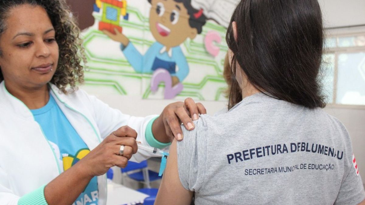 Vacina contra gripe chega às escolas para ampliar imunização infantil em Blumenau