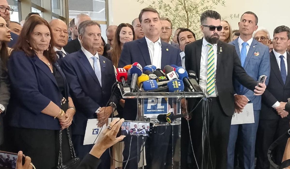 Flávio Bolsonaro recua, admite encontro com Vorcaro e promete devolver milhões de filme