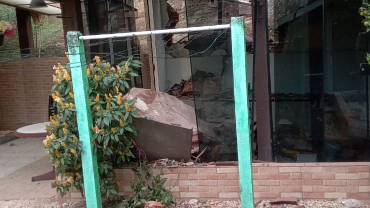 Pedra despenca de barranco e destrói casa em SC: ‘não morreu ninguém por sorte’