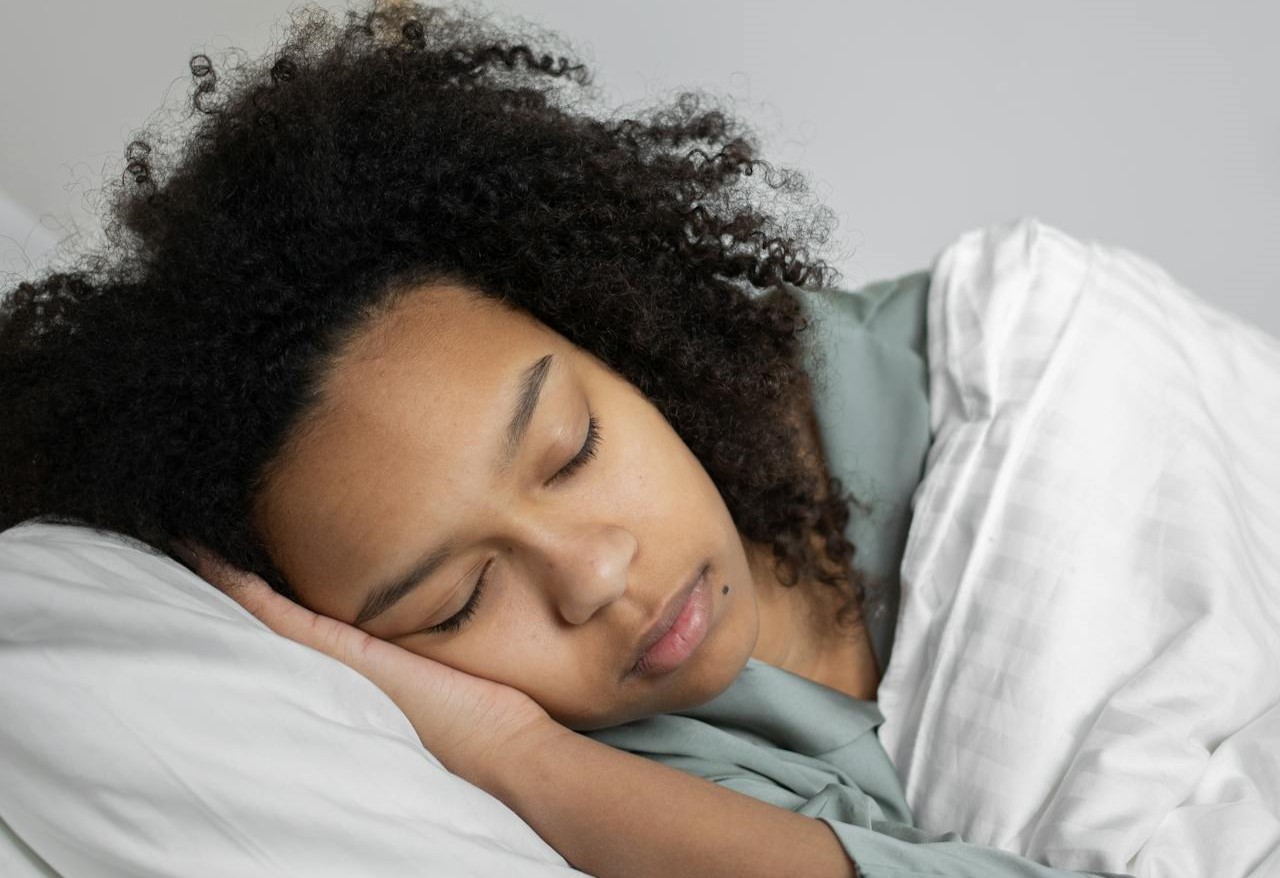 uma mulher jovem dorme em sua cama. ilustra matéria sobre cuidados com o corpo