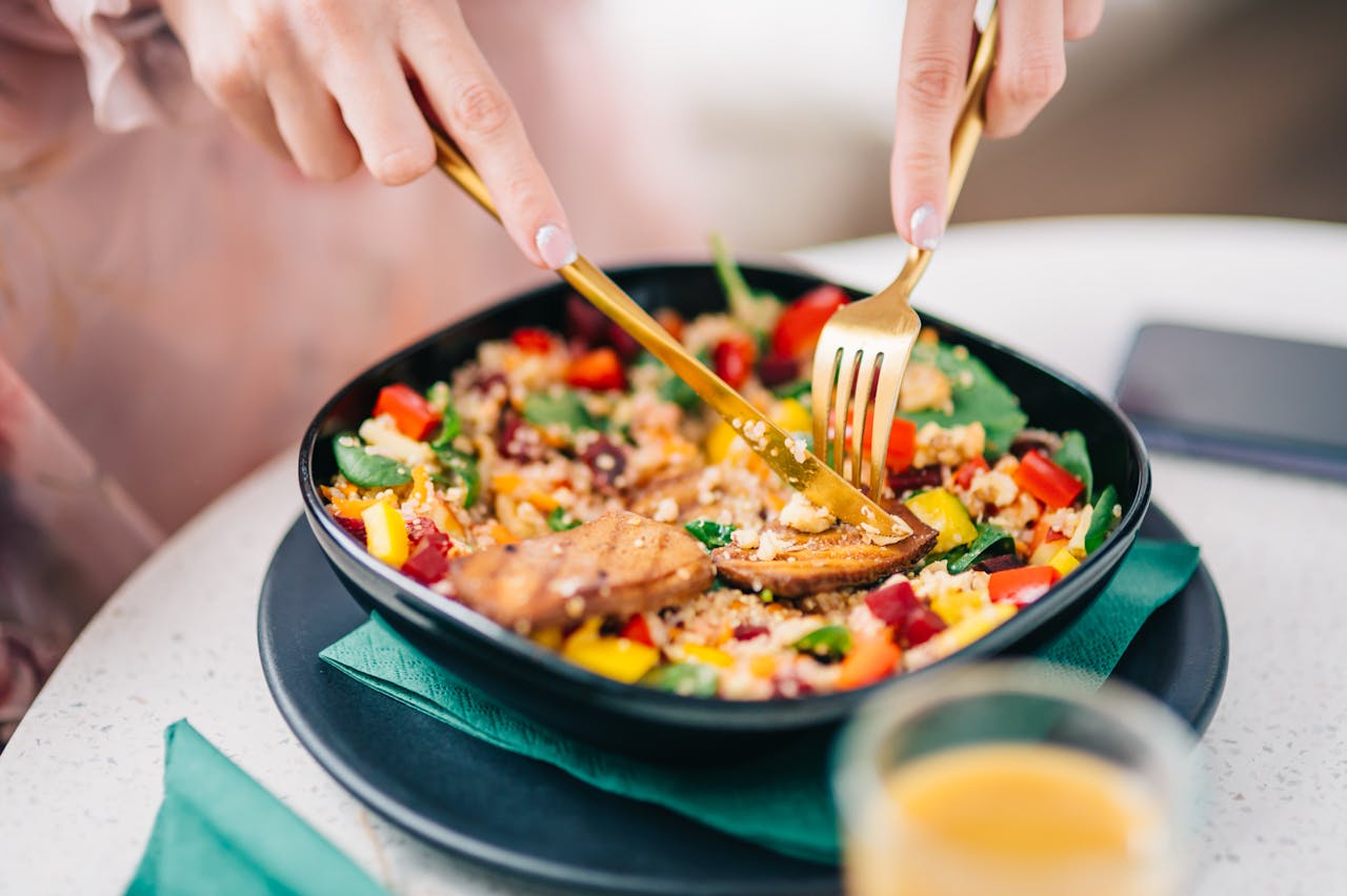 Pratos coloridos e com alimentos in-natura são bons indicativos de alimentação saudávelFoto: Novkov Visuals/Pexels/ND Mais