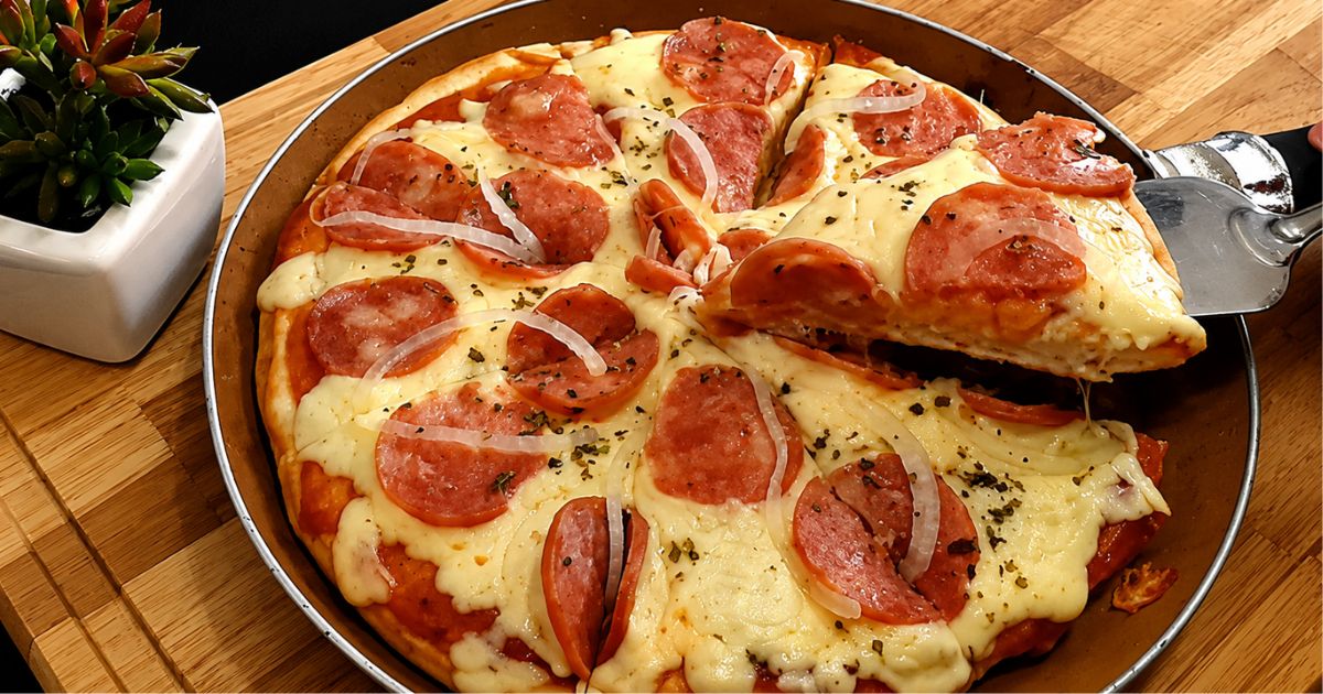 Pizza de frigideira sem ovo e sem leite para um lanche da tarde rápido