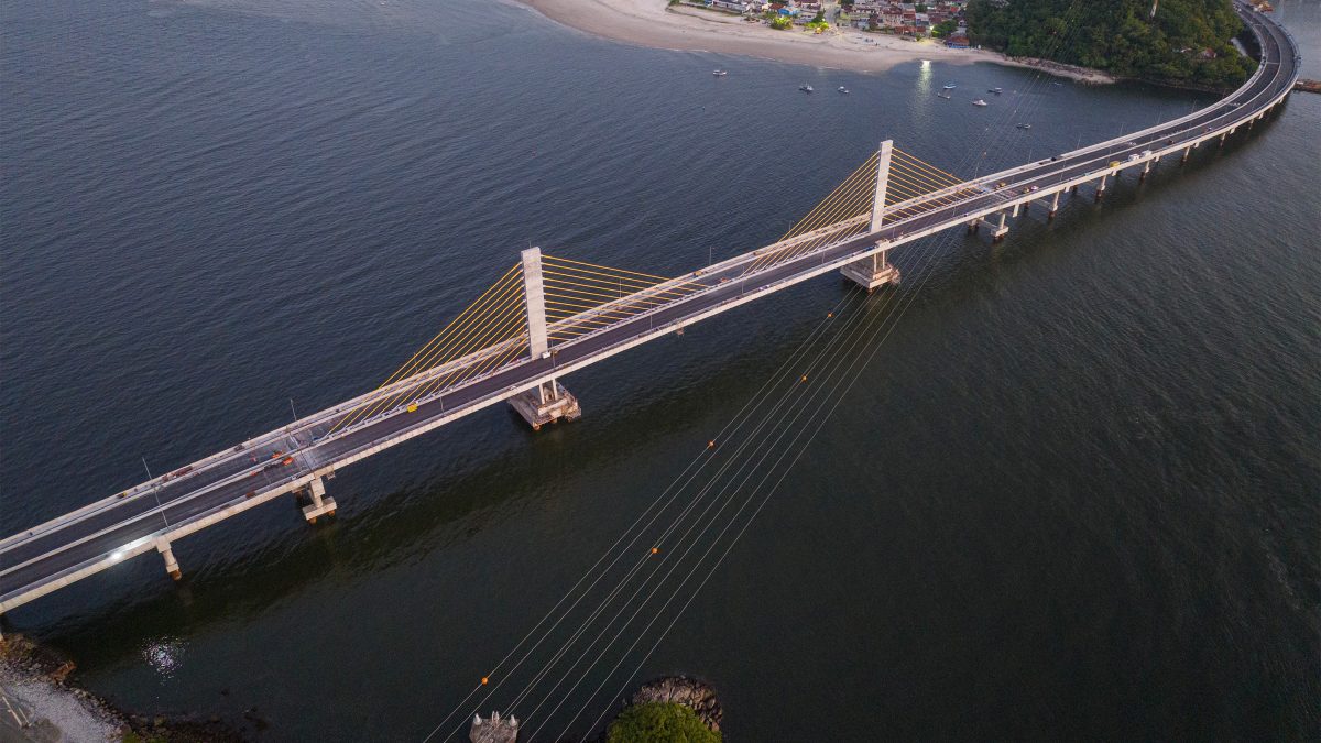 Megaponte alivia cansaço de crianças e reduz travessia de 30 para 2 minutos em cidade