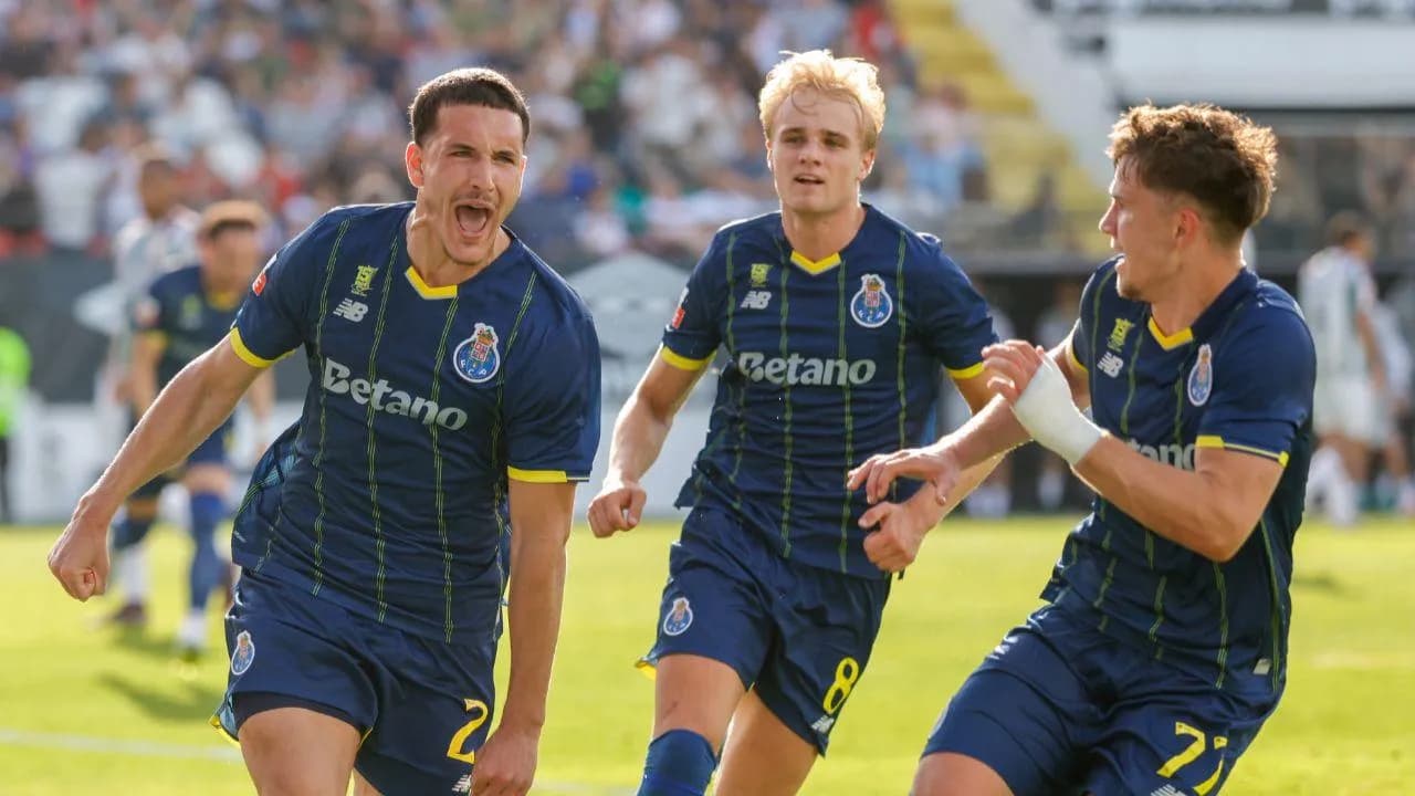 Deniz Gül comemorando um de seus dois gols na vitória do Porto sobre o Estrela da Amadora, na útlima rodada da Liga Portugal