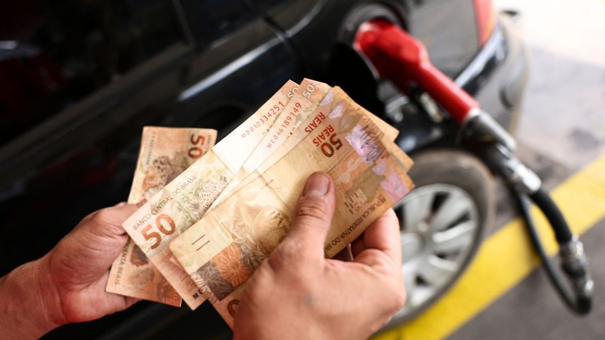 Gasolina mais barata? Lula decreta subsídio de R$ 0,44 por litro