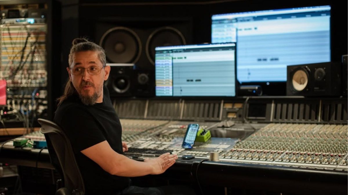Produtor no topo do heavy metal começou carreira em SC em estúdio improvisado