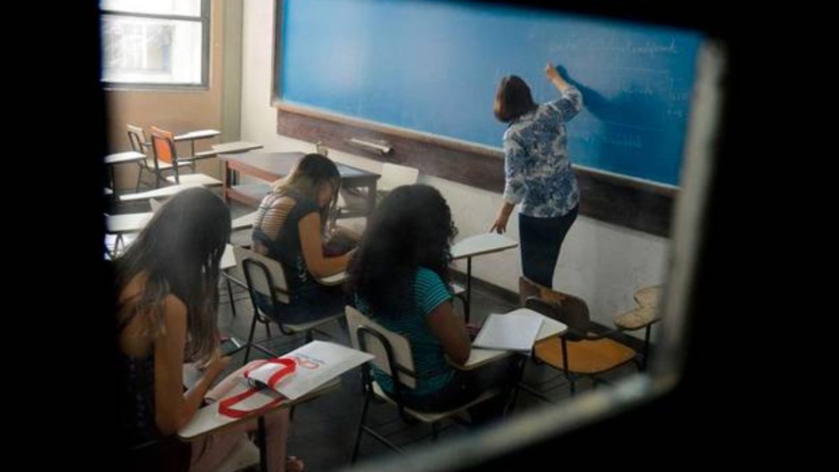 Professores têm aumento do salário aprovado em comissão da Câmara; veja quanto