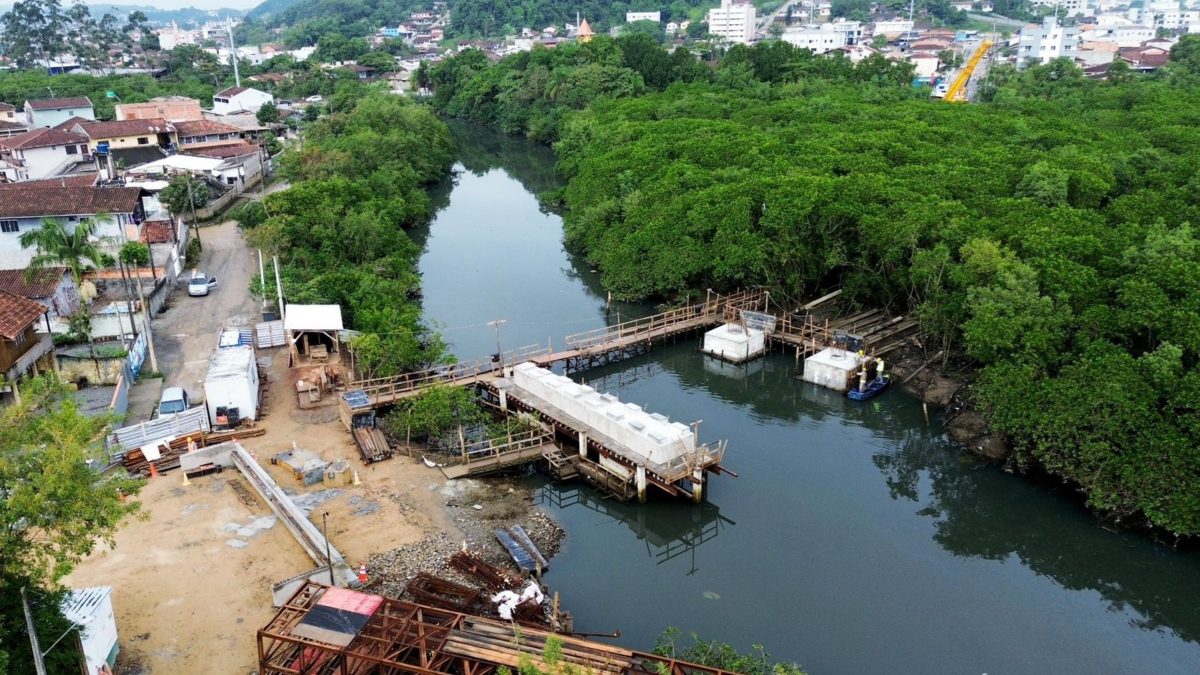 Gigantes de quase 14 toneladas começam a ser instaladas em nova ponte de Joinville