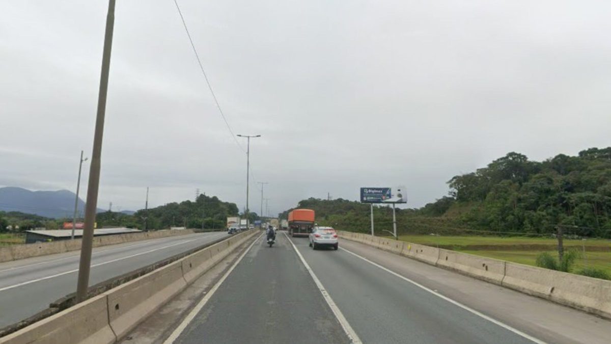 Faixa da BR-101 sofre bloqueio após acidente em Joinville e causa lentidão