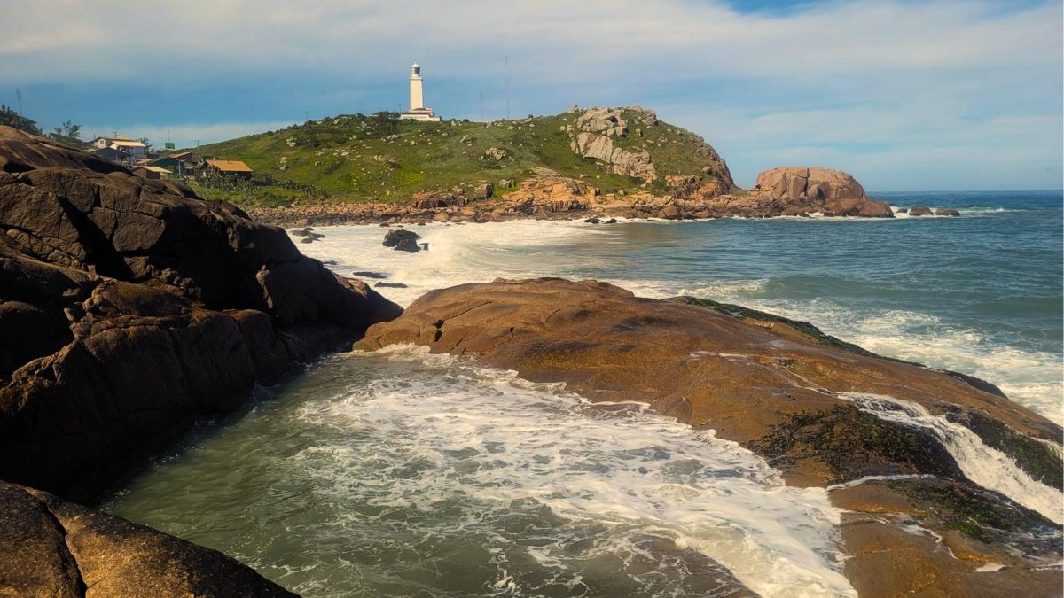 VÍDEO: Piscina natural escondida em SC impressiona turistas em vila cercada pelo mar