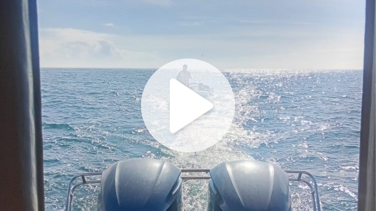 VÍDEO: Embarcação à deriva com tripulantes é resgatada por bombeiros perto de ilha em SC