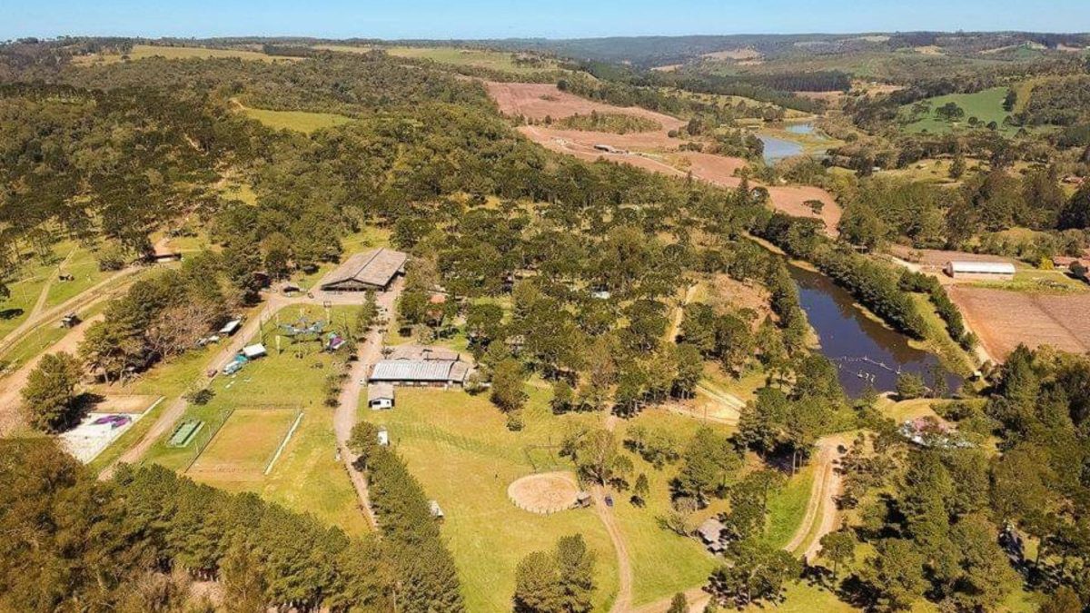 Maior camping do Brasil fica escondido em cidade de SC e parece um parque de aventuras