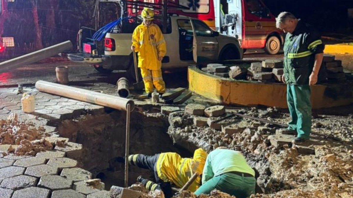 Trabalhador fica soterrado em vala, sofre hipotermia e suspeita de fratura em SC