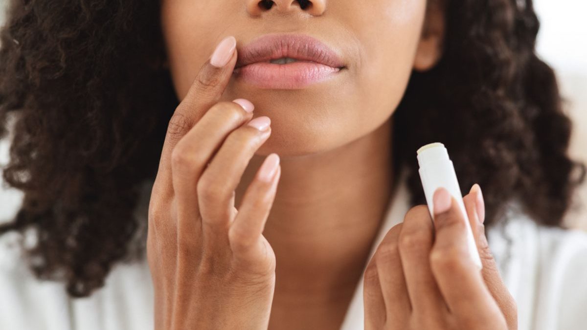 Lábios rachados no frio? 8 protetores labiais para hidratar e combater o ressecamento