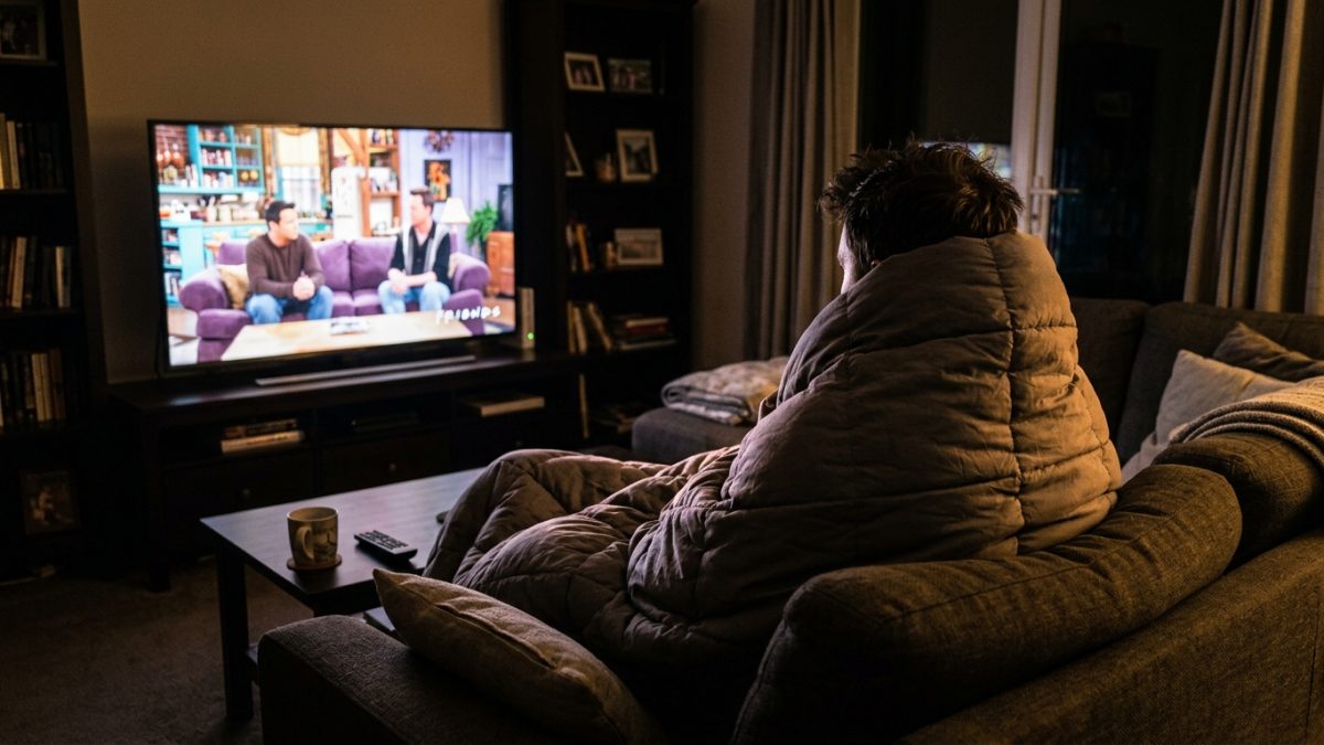 Psicólogos explicam por que ver uma série várias vezes é um mecanismo para controlar ansiedade