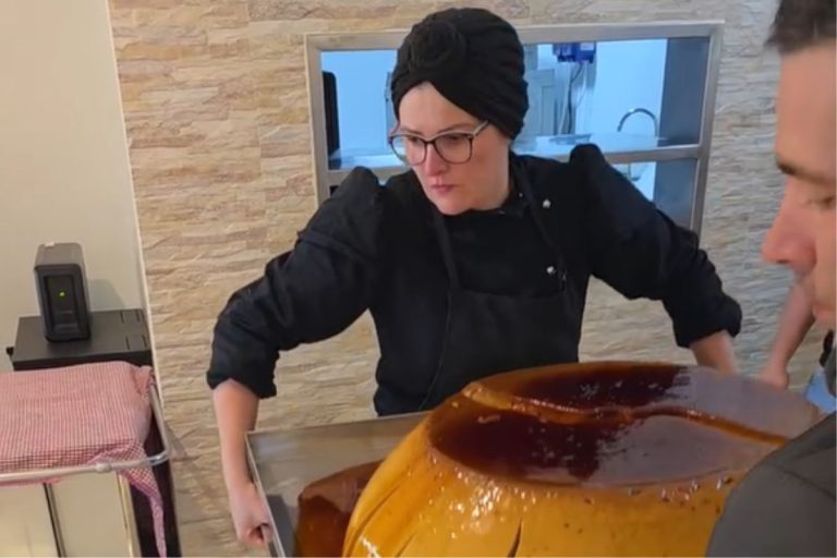 Pudim gigante de quase 57 quilos rouba a cena no Dia das Mães em SC