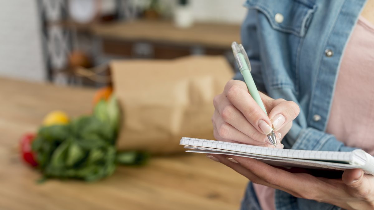 Quem faz lista de compras no papel possui uma característica surpreendente, segundo a