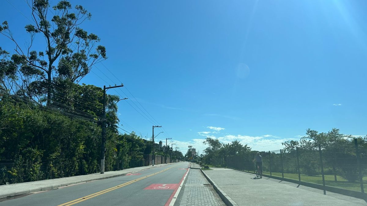 Obras levam asfalto a trecho de Ratones e melhoram acesso ao Norte da Ilha