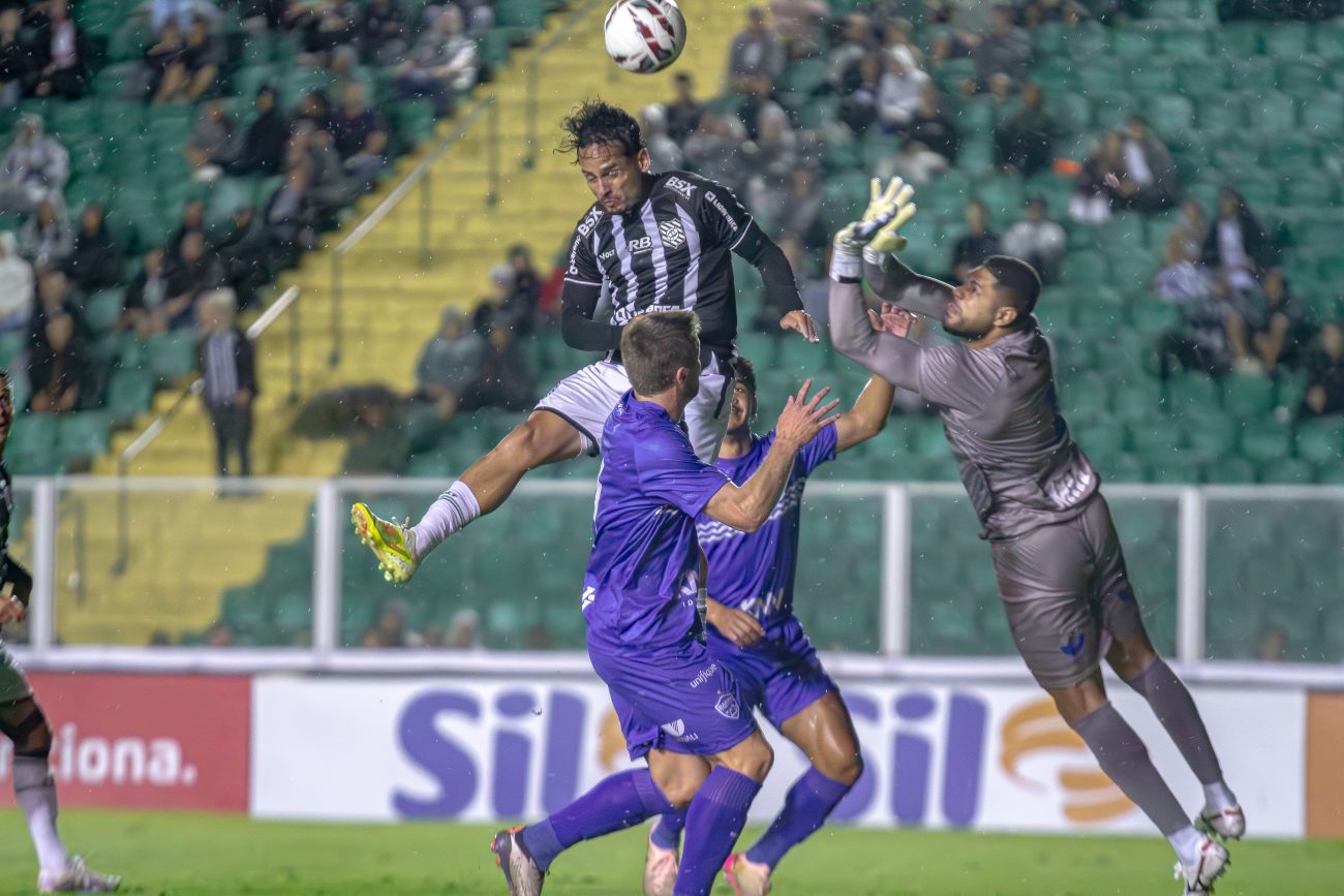 O meia Raynan não teve boa atuação no Figueirense na derrota por 3 a 0 para o Barra no Scarpelli
