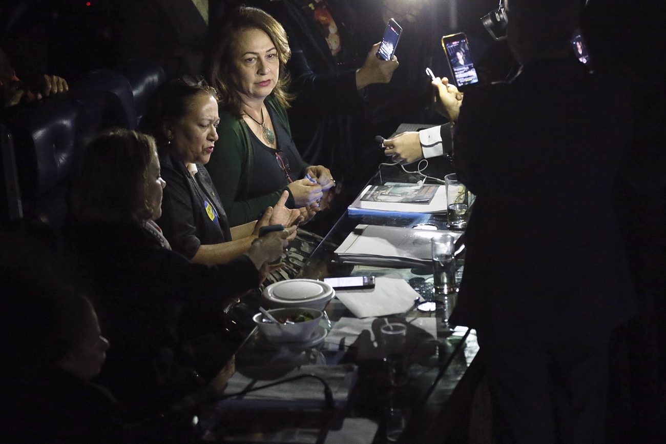 Impedido de presidir votação da reforma trabalhista, Eunício suspende sessão.A decisão foi tomada depois que a senadora Fátima Bezerra (PT – RN), que conduzia os trabalhos, se negou a dar o assento da presidência da sessão a Eunício. O senador mandou desligar os microfones e apagar as luzes.(Antonio Cruz/Agência Brasil)Foto: Antonio Cruz/Agência Brasil/ND