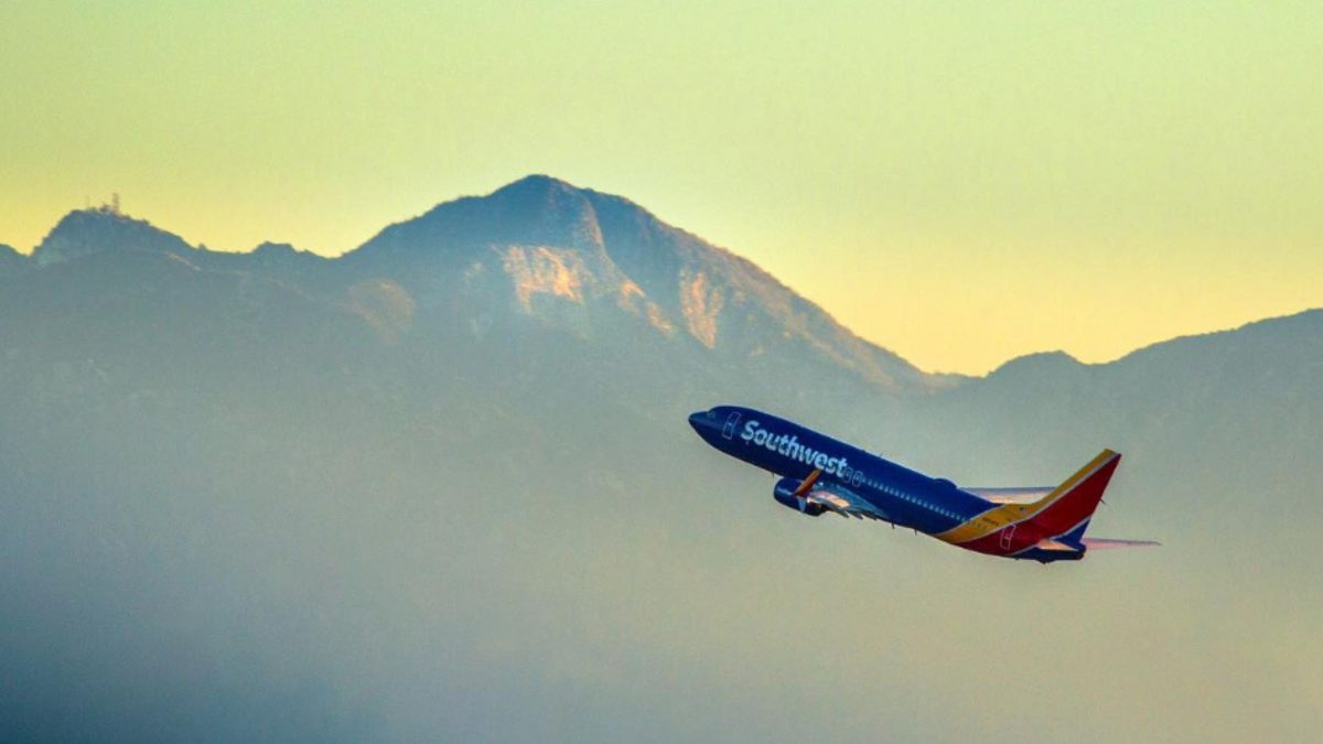 Maior companhia aérea low-cost do mundo demite em massa funcionários em reestruturação