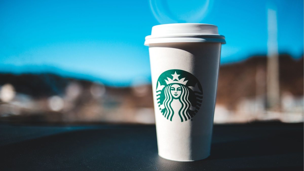 Gigante do café, Starbucks faz demissão em massa de 300 funcionários e fecha escritórios