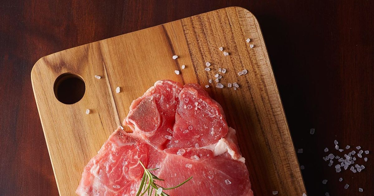 Você usou errado a vida toda: descubra para que serve o buraco na tábua de carne