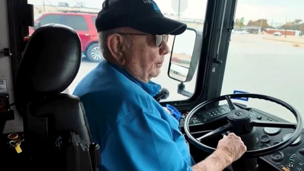 Aos 95 anos, motorista é considerado o mais velho do mundo em profissão e recusa aposentadoria