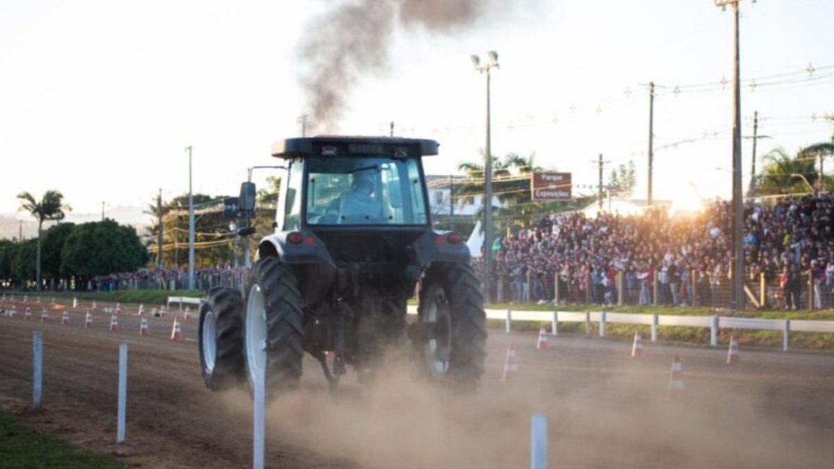 VÍDEO: Corrida de tratores a 90 km/h marca tradição de agricultores no Sul de SC