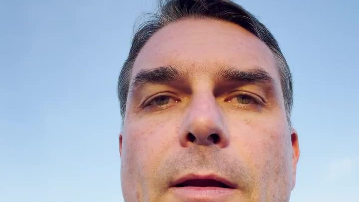 Ex-sócio de Flávio Bolsonaro relata orgias com garotas de programa e presente de R$ 305 mil, diz site