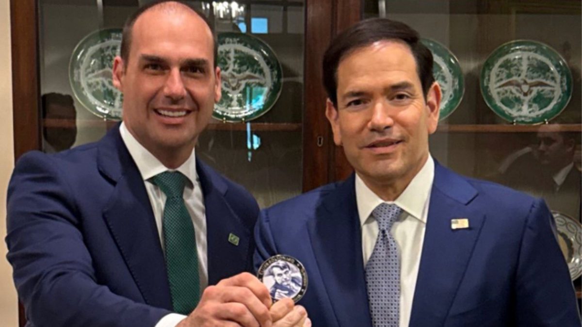 Eduardo Bolsonaro entrega medalha de 'imbrochável' para Marco Rubio, número 1 do governo