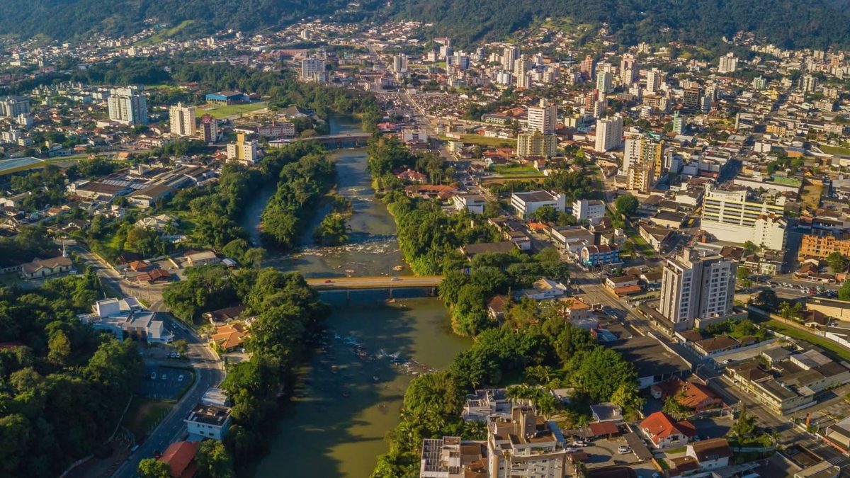 Rio de 109 quilômetros é fonte de água para cidade com indústria bilionária em SC
