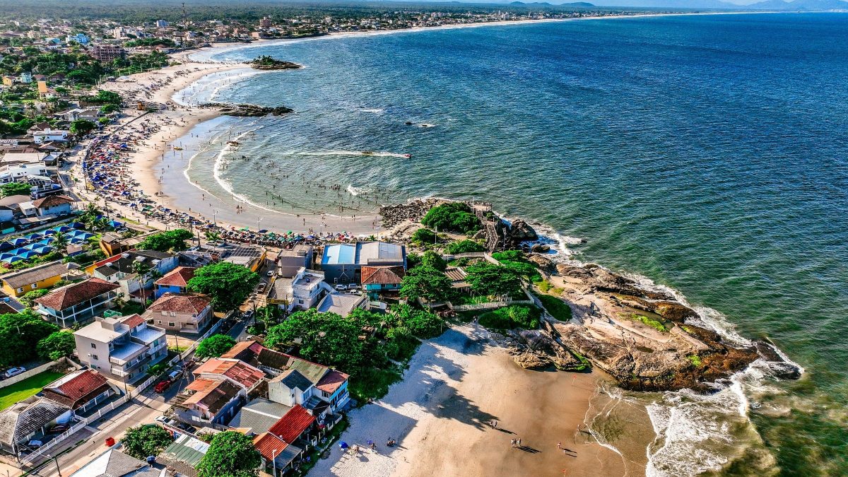 Cidade com 32 km de praias dispara e lidera ranking de maior crescimento populacional de SC - QTU Questões do Universo