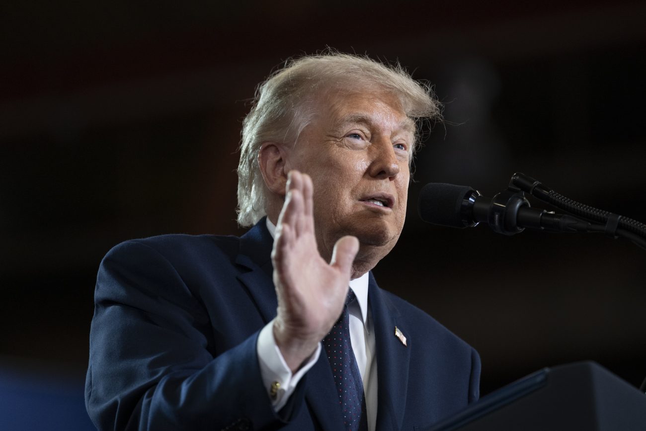 Câmara dos Representantes aprovou uma medida histórica para conter os poderes de guerra de Donald Trump no Irã, expondo divisões no partido governista