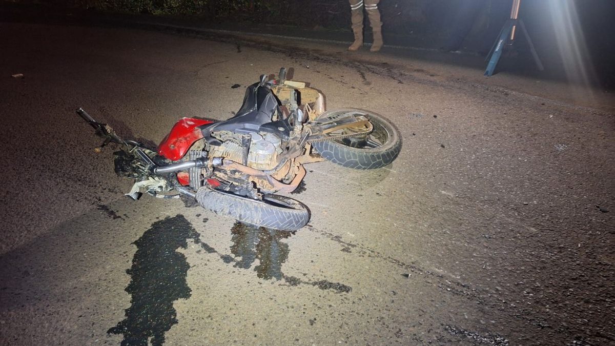Jovem de 28 anos morre após grave colisão frontal entre moto e carro na SC-155