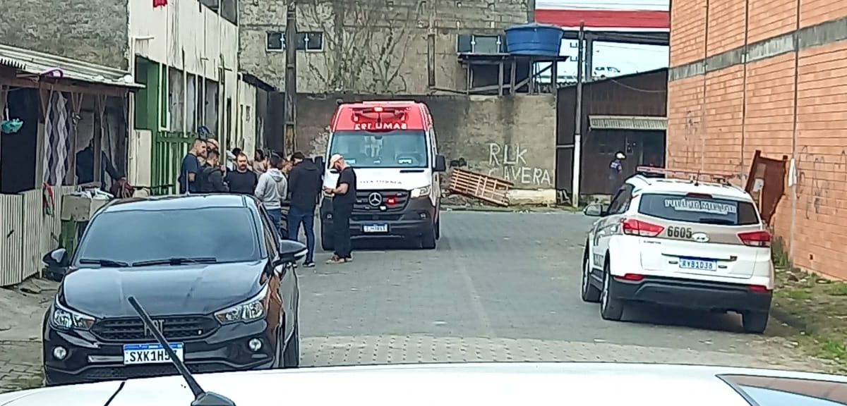 Adolescente suspeito de roubos em SC morre após apontar arma para policiais durante