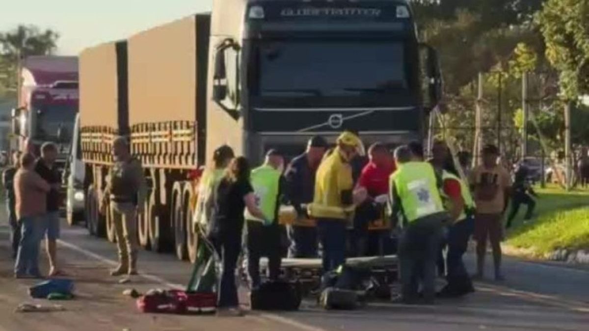 Motociclista sem CNH que atropelou PRF durante blitz pode pegar 20 anos de prisão em SC