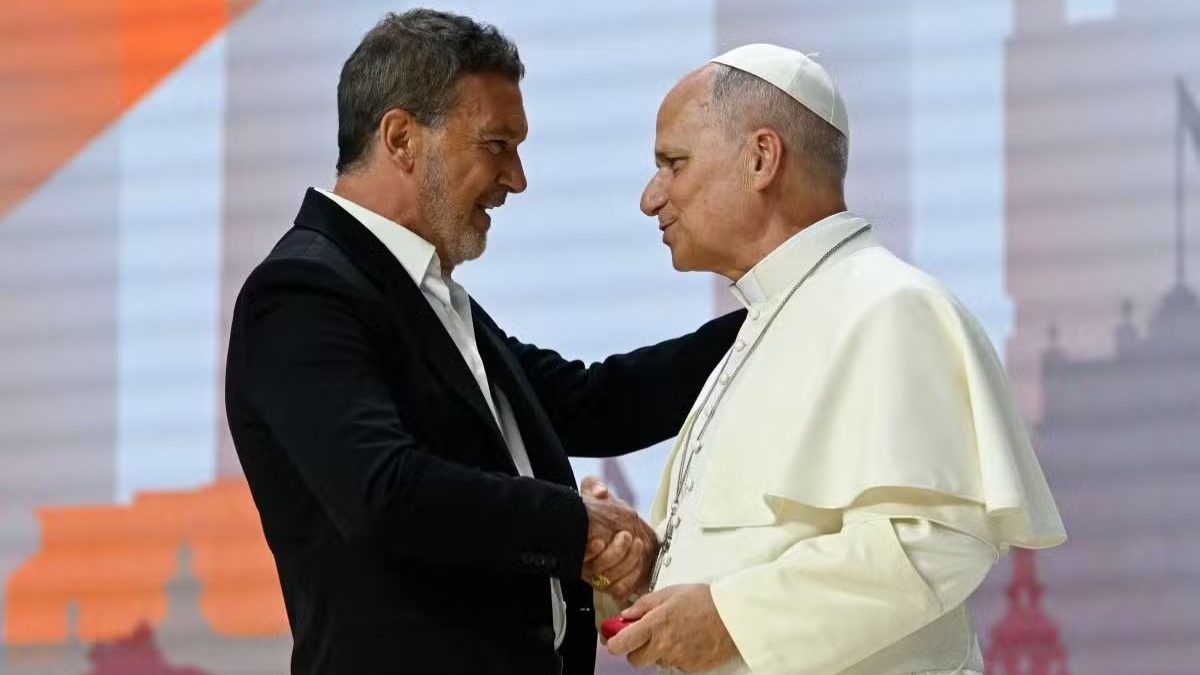 Antonio Banderas encontra Papa Leão XIV e desabafa: ‘Sou vítima do feitiço de Deus’