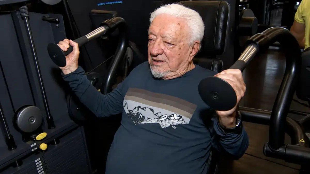 Aos 100 anos, aposentado ganha festa surpresa em academia e comemora com exercício: ‘Eu