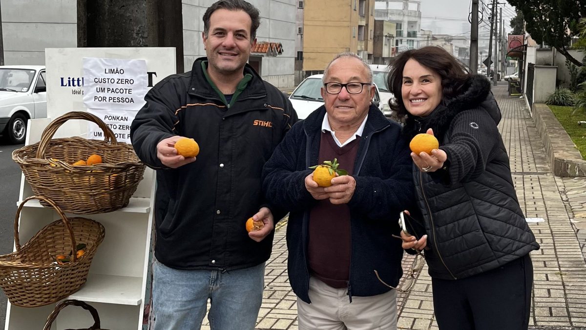 Aos 86 anos, agricultor emociona ao distribuir alimentos de graça em SC: ‘Me faz feliz’