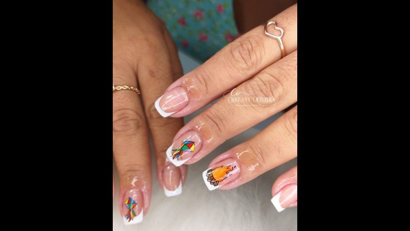 Elementos icônicos sobre o branco clássico - @crislany_oliveiranailselite/Instagram