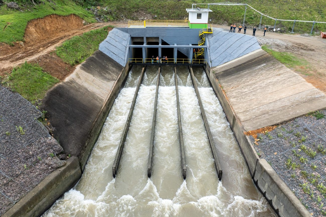 A previsão estava relacionada ao alto volume de chuva esperado para a região. Na ocasião, eram estimados entre 100 e 120 milímetros de chuva em Rio do Sul, volume equivalente ao esperado para aproximadamente um mês.