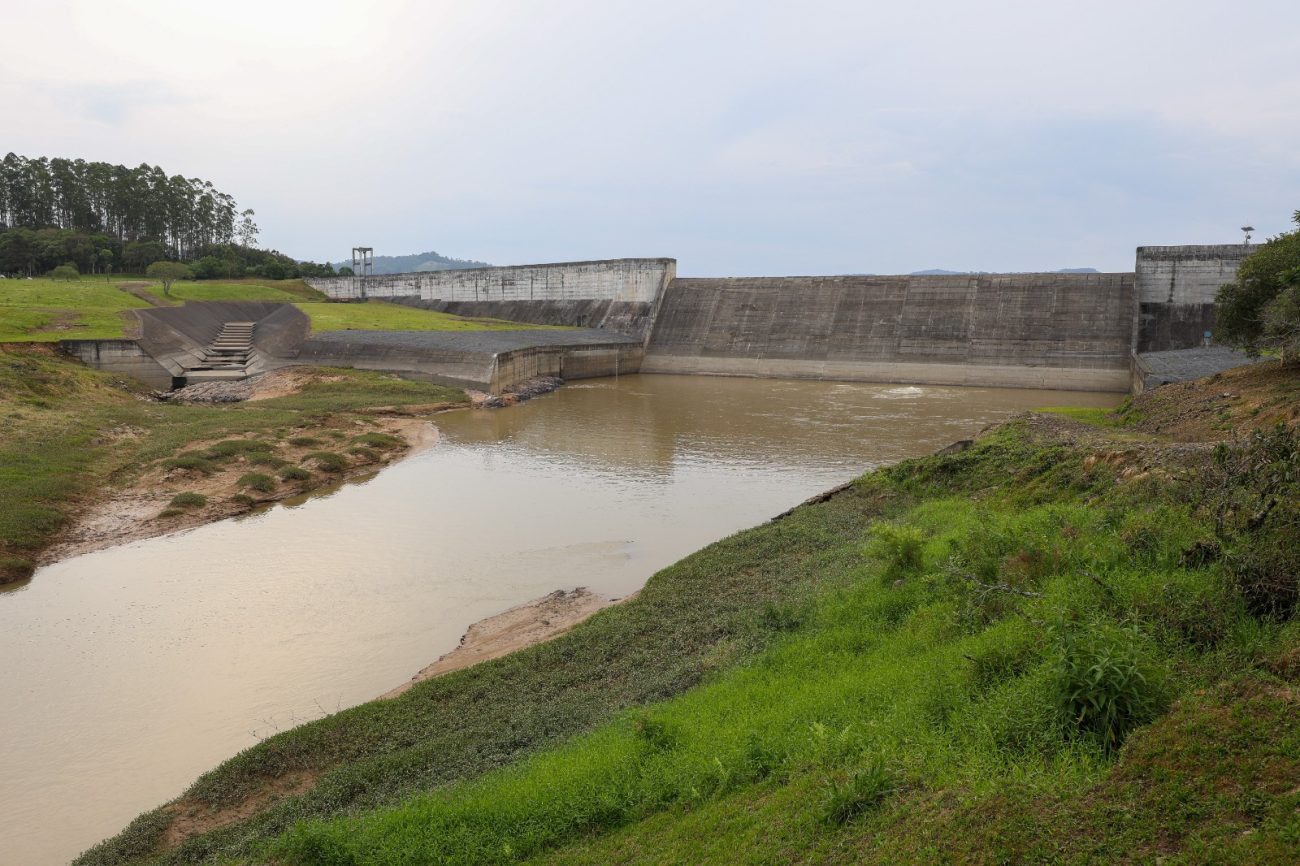 Construída sobre o rio Itajaí do Oeste, a barragem protege diretamente os municípios de Taió, Rio do Oeste, Laurentino, Rio do Sul e LontrasFoto: Leo Munhoz/Secom/GOVSC