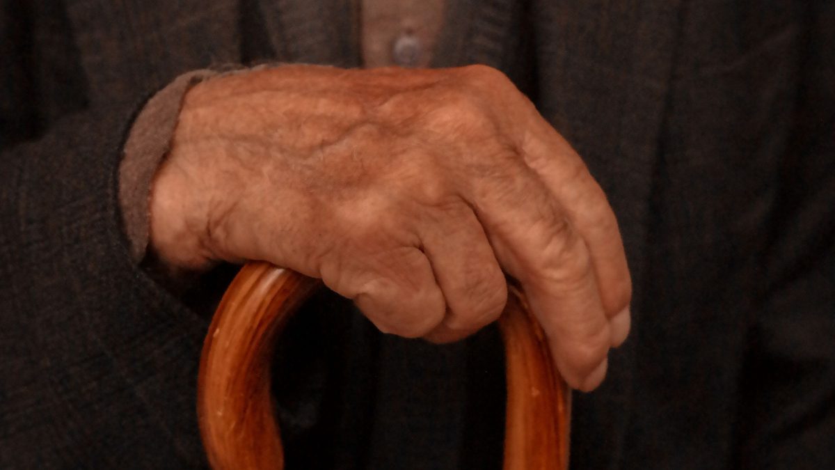 Benefício de R$ 810 atende idoso de 108 anos e pode chegar a 2 milhões de pessoas