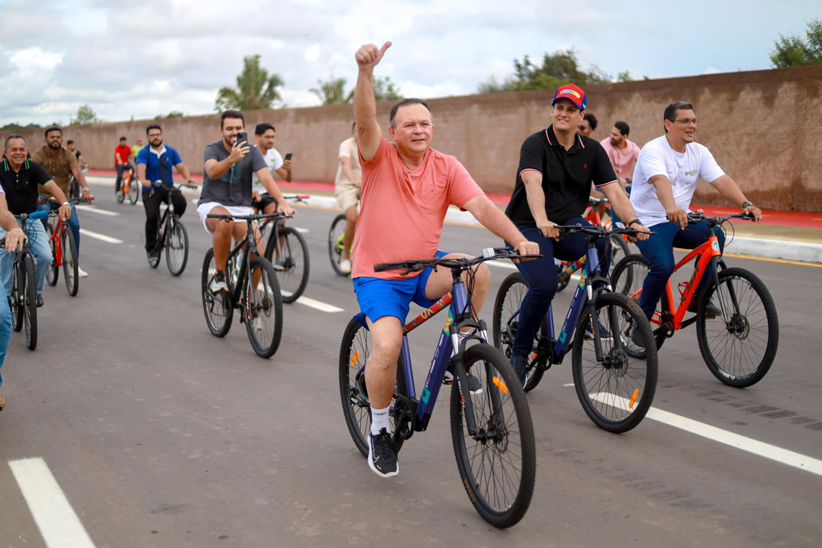 Acompanhado pelo sobrinho e pré-candidato, governador do Maranhão, Carlos Brandão anda de bicicleta em avenida recém-inaugurada. 